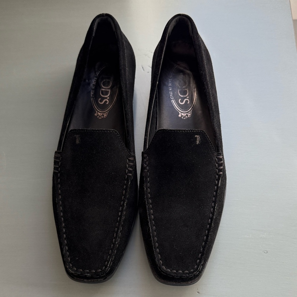 Tod’s black suede driving moccasin